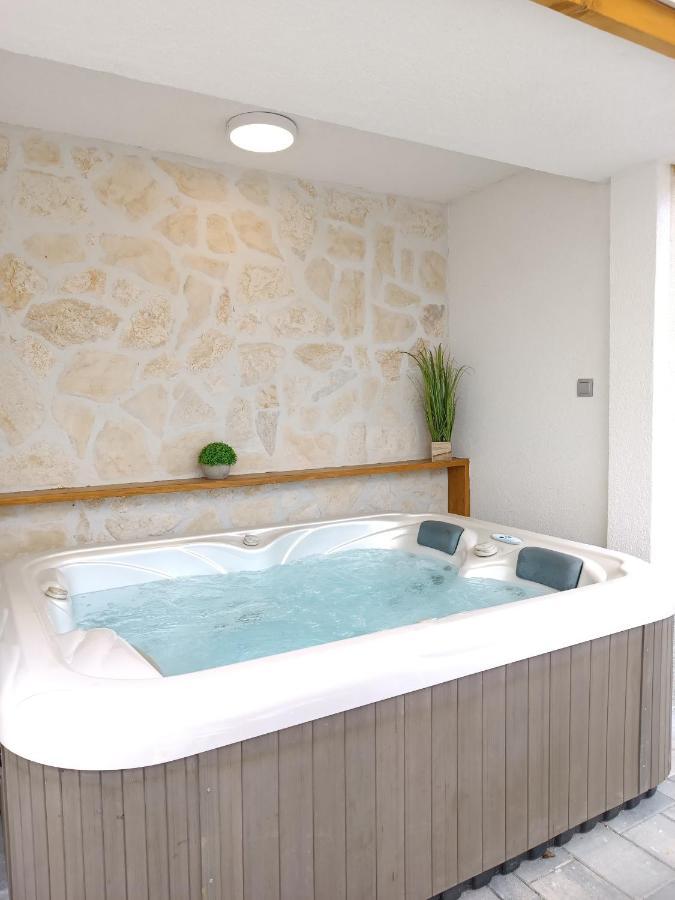 Ferienwohnung Tonina - House With Terrace, Jacuzzi, Free Parking Split Exterior foto