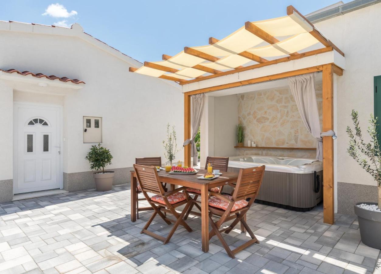 Ferienwohnung Tonina - House With Terrace, Jacuzzi, Free Parking Split Exterior foto